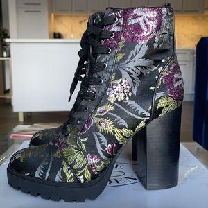Steve Madden Laurie Floral Ankle boots (size 9)
